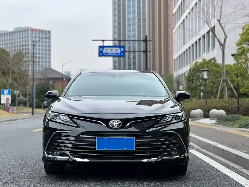 Toyota Camry — фото 3