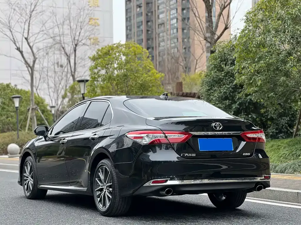 Toyota Camry — фото 5