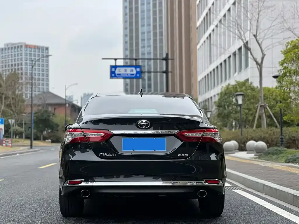 Toyota Camry — фото 6