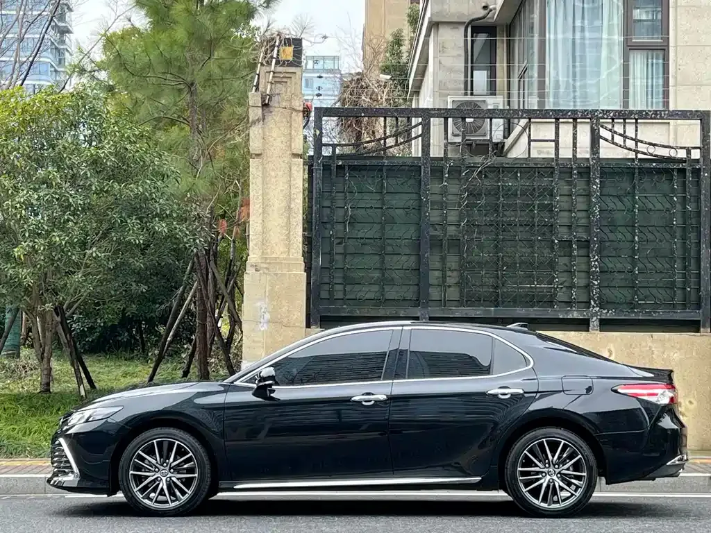 Toyota Camry — фото 10