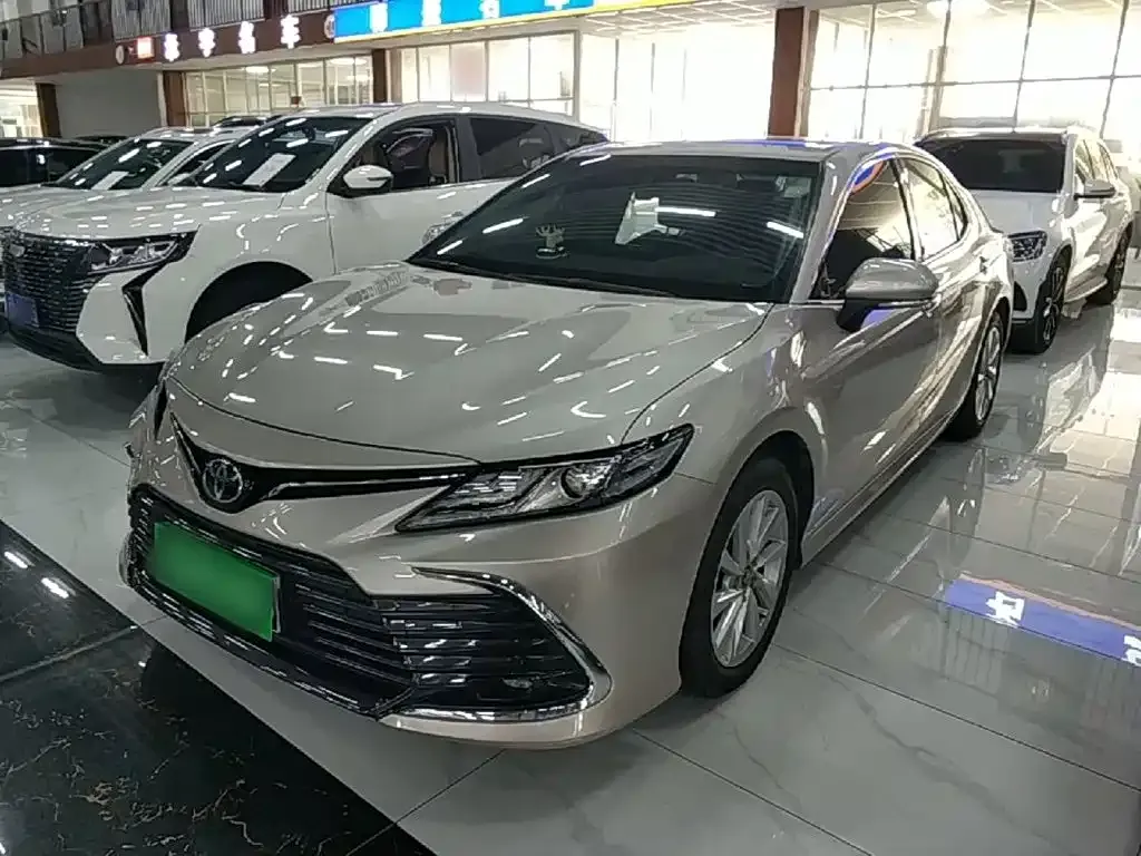 Toyota Camry — фото 1