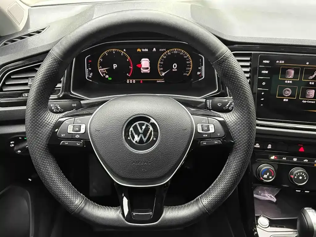 Volkswagen T-Roc — фото 10