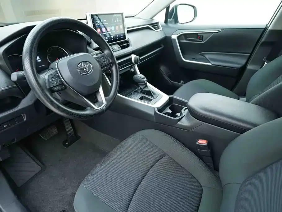 Toyota RAV4 — фото 7