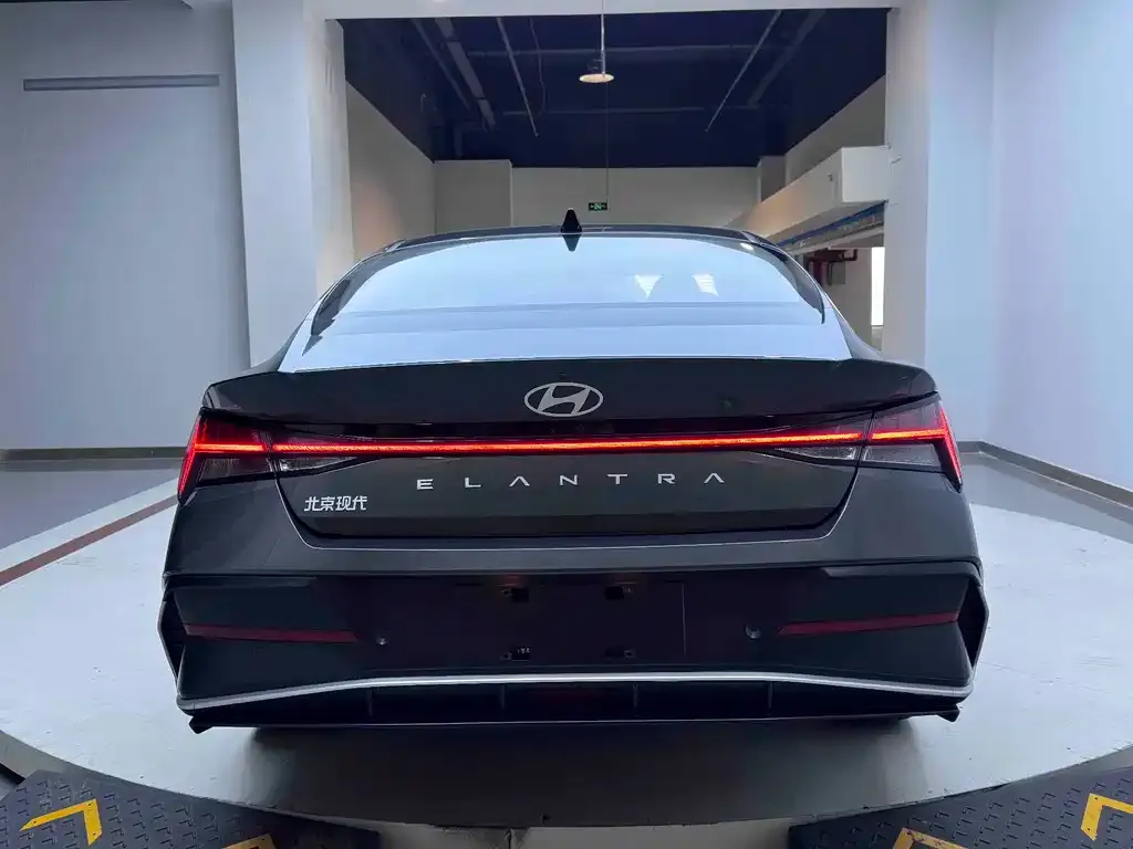 Hyundai Elantra — фото 3