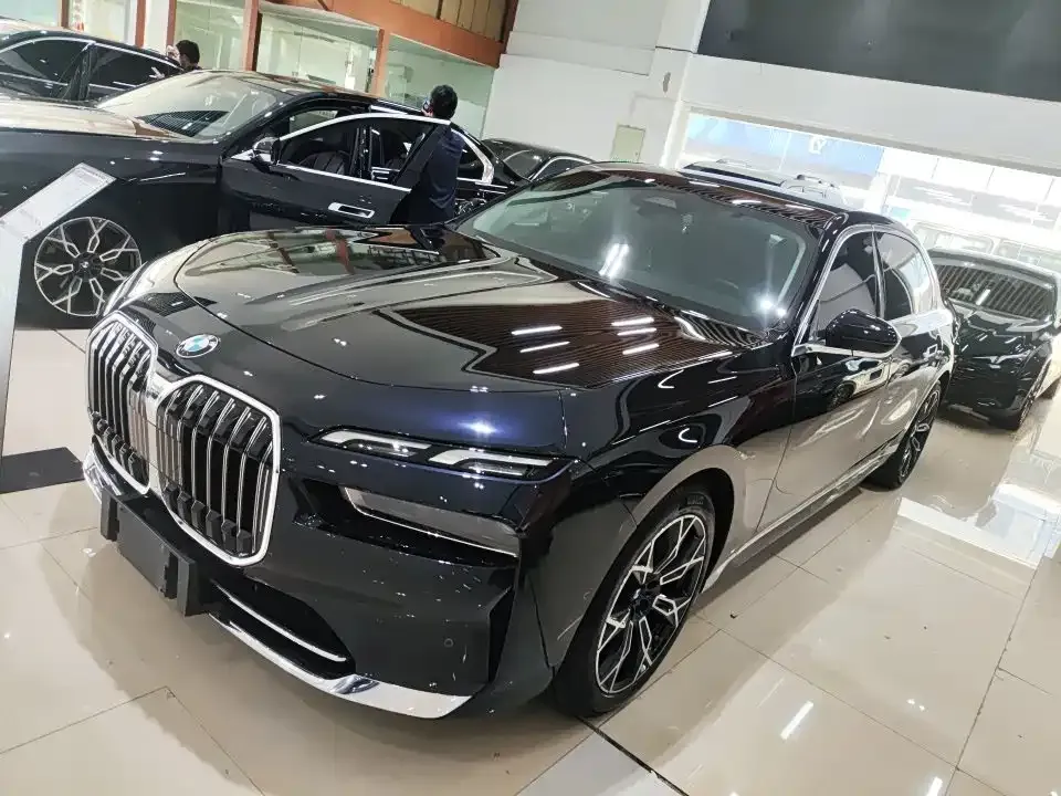 BMW 7 Series — фото 1