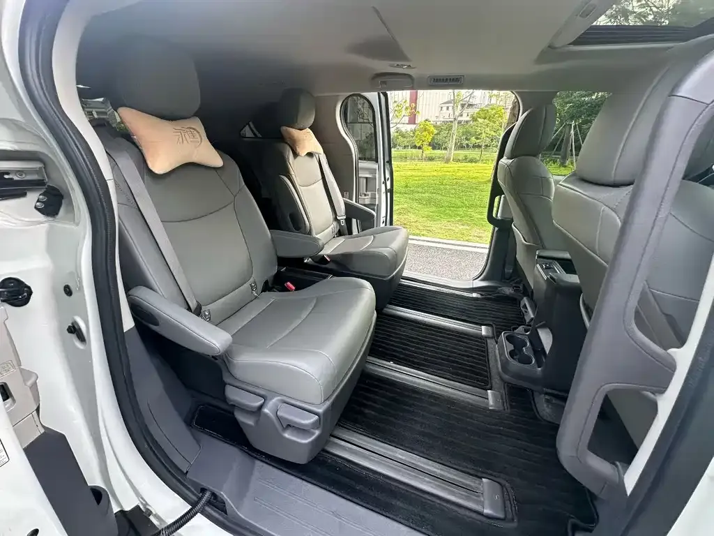 Toyota Granvia — фото 3