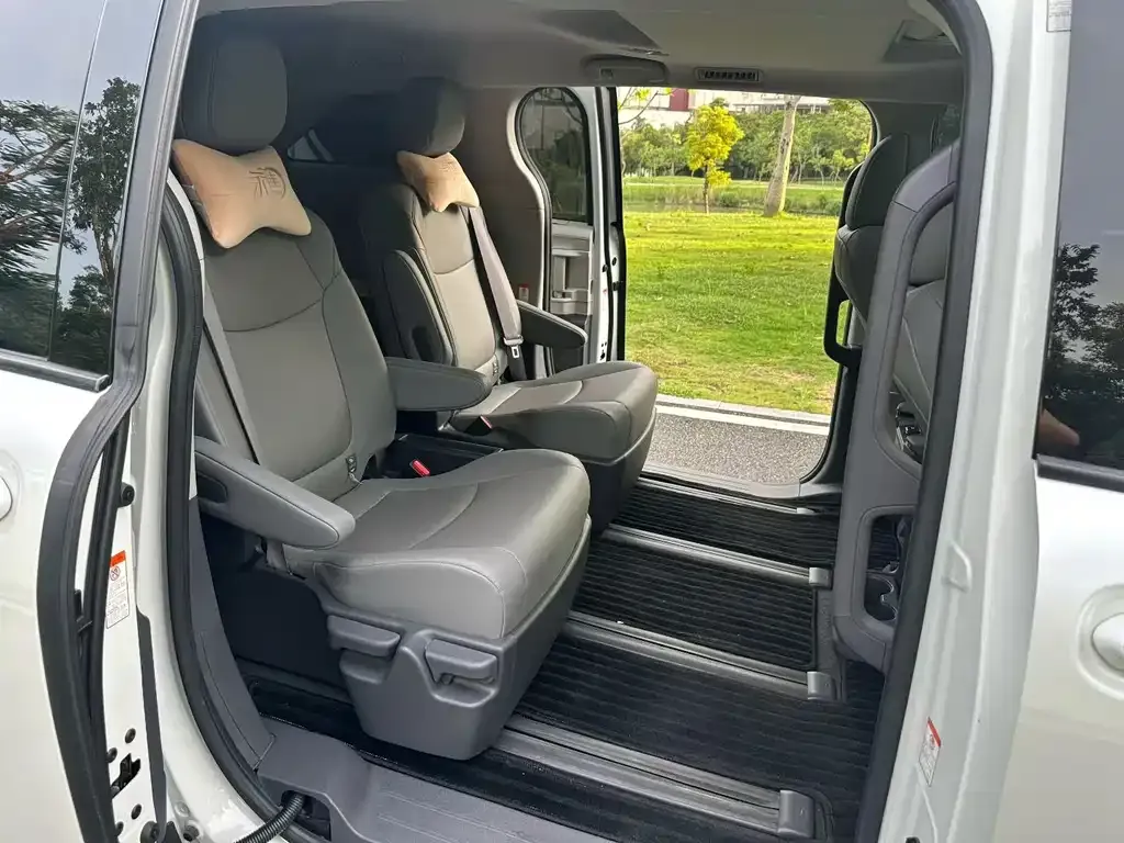 Toyota Granvia — фото 6