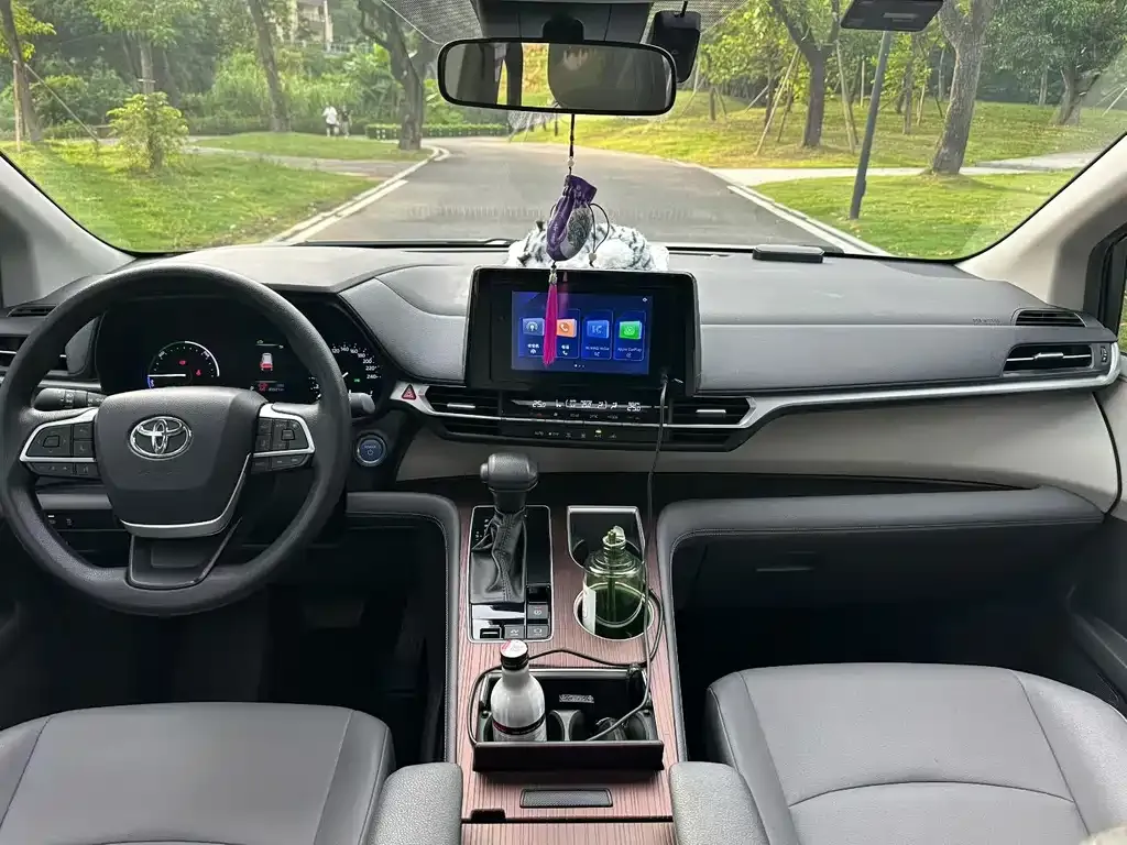 Toyota Granvia — фото 2