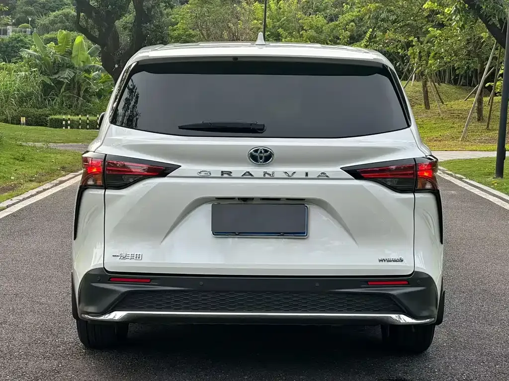 Toyota Granvia — фото 9