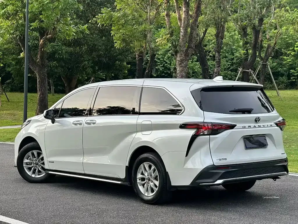 Toyota Granvia — фото 8