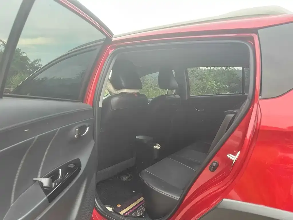 Toyota Yaris L — фото 2