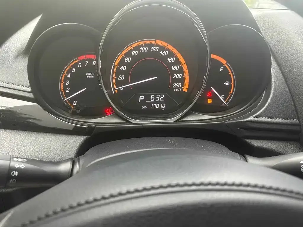 Toyota Yaris L — фото 3