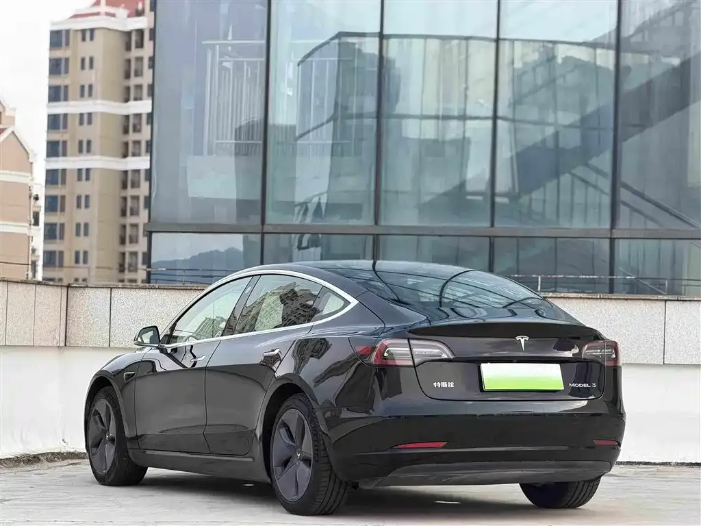 Tesla Model 3 — фото 10