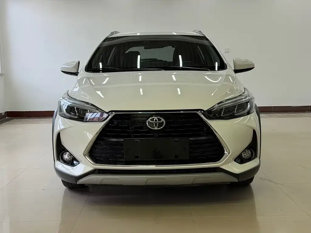 Toyota Yaris L — фото 1