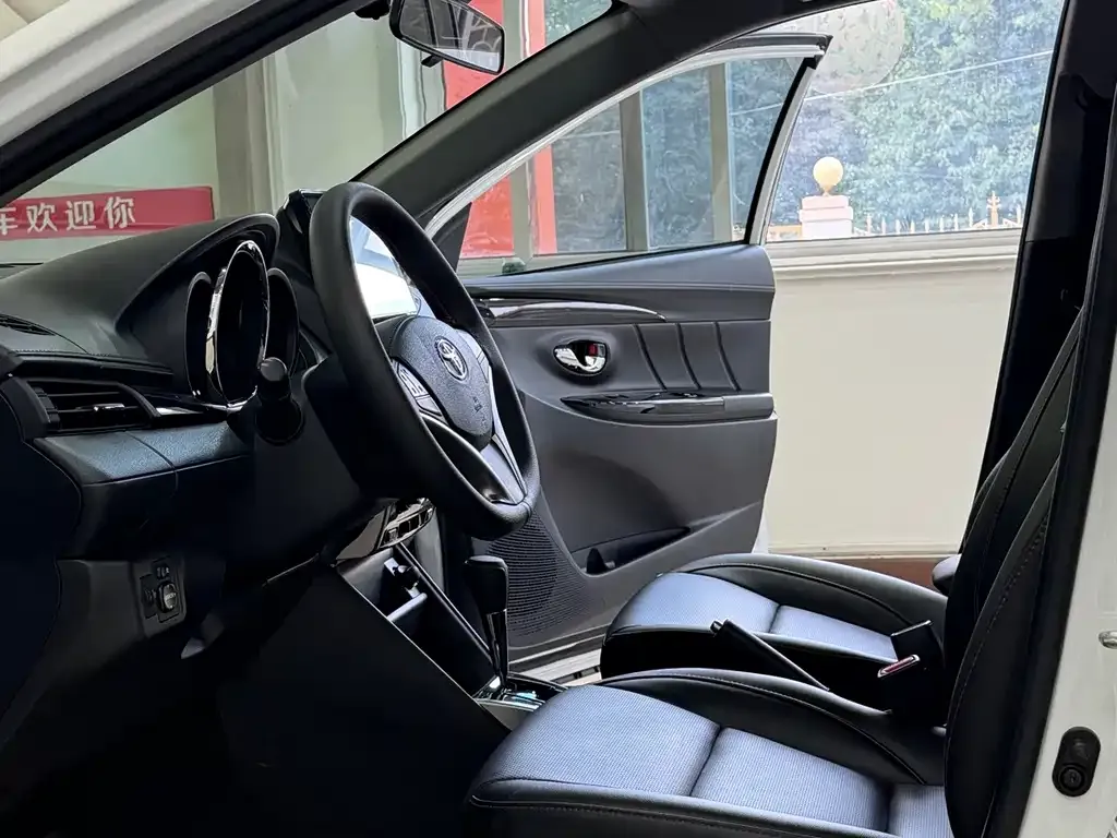 Toyota Yaris L — фото 3