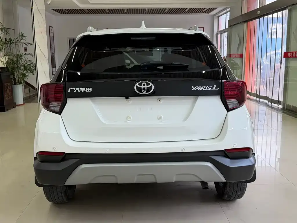 Toyota Yaris L — фото 4
