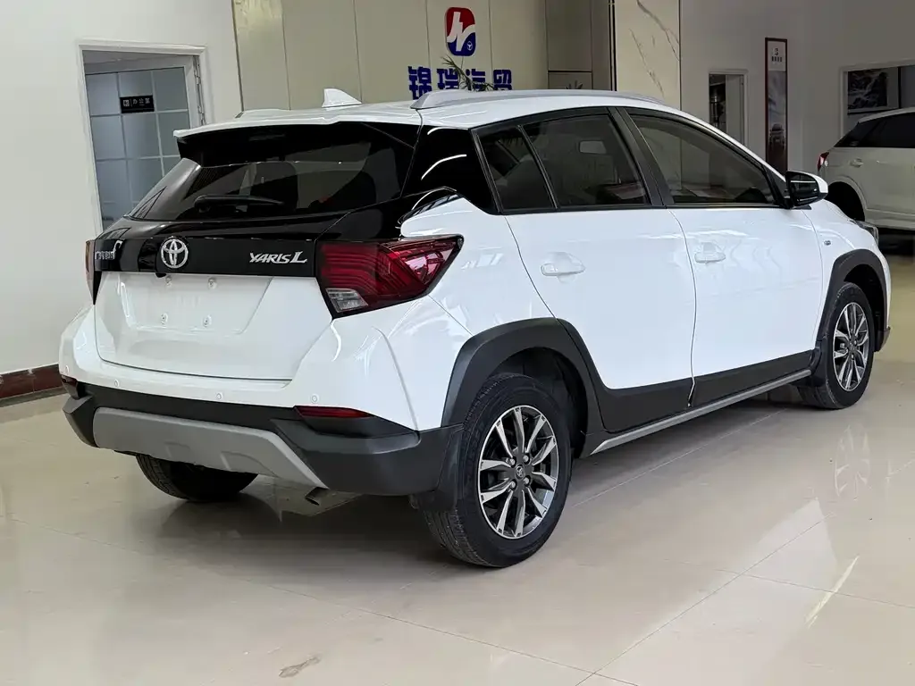 Toyota Yaris L — фото 5