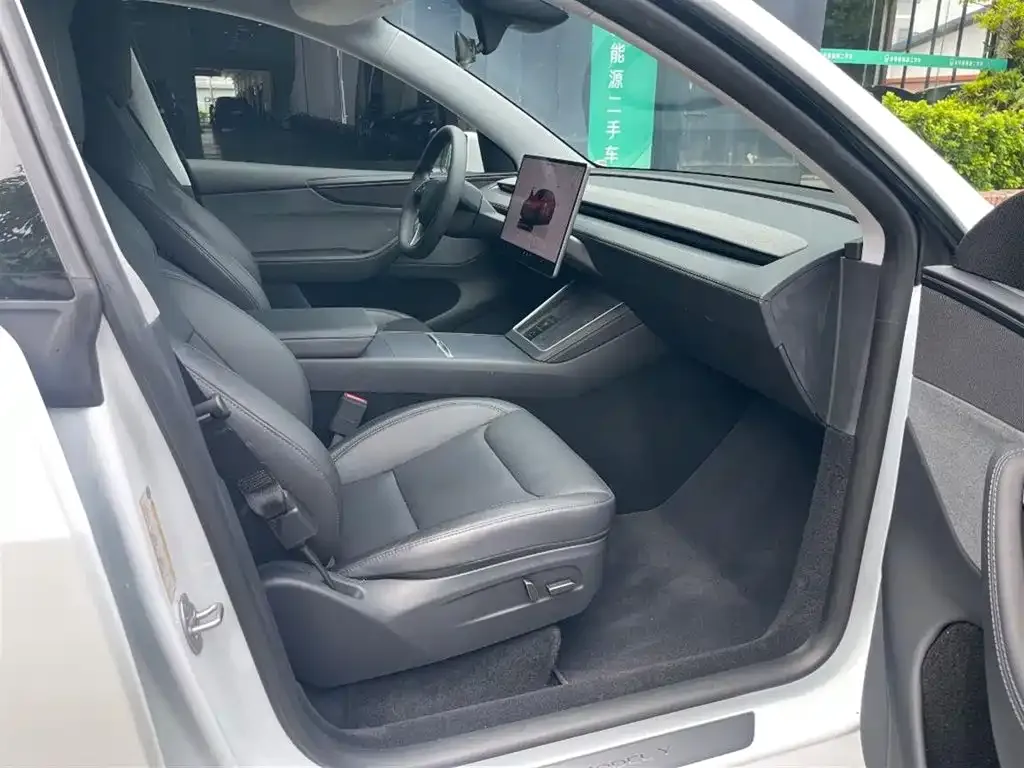 Tesla Model Y — фото 9