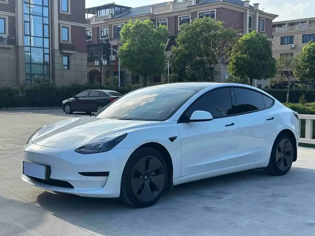 Tesla Model 3 — фото 1