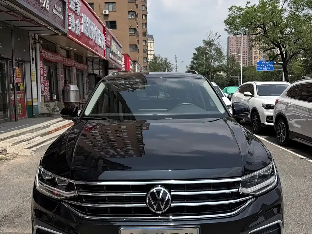 Volkswagen Tiguan L — фото 9