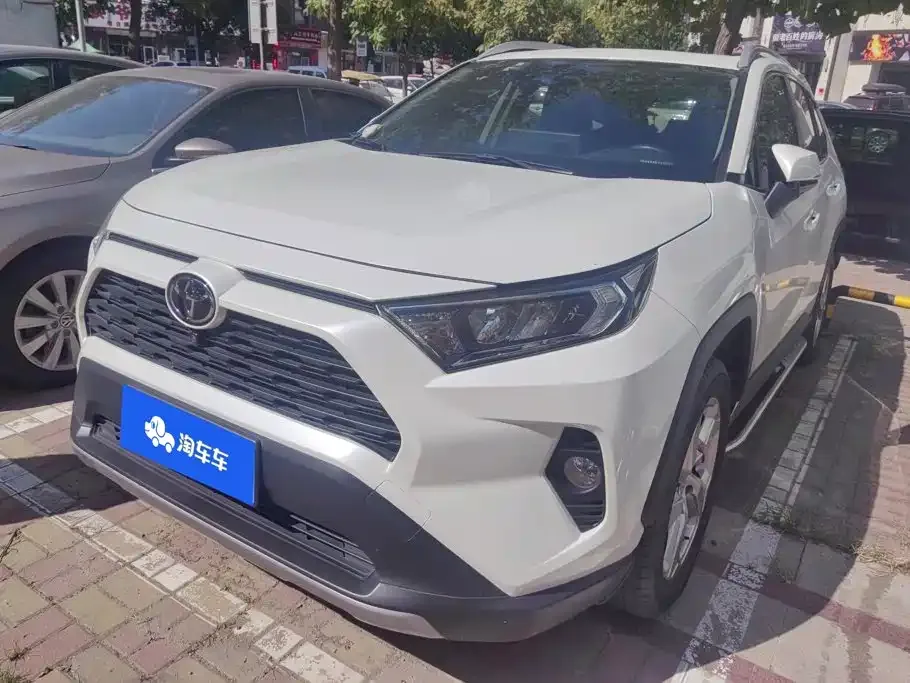 Toyota RAV4 — фото 1