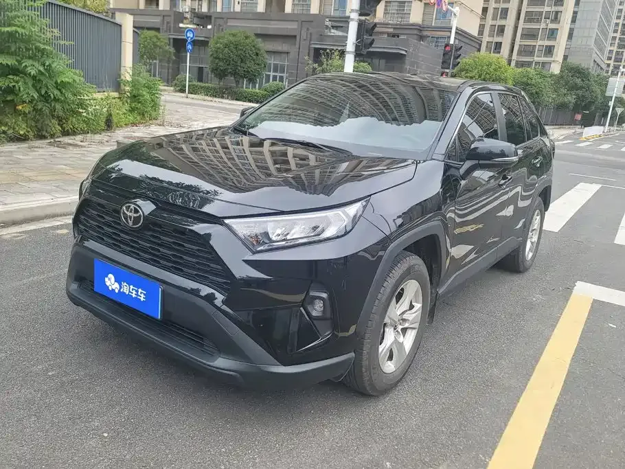 Toyota RAV4 — фото 1