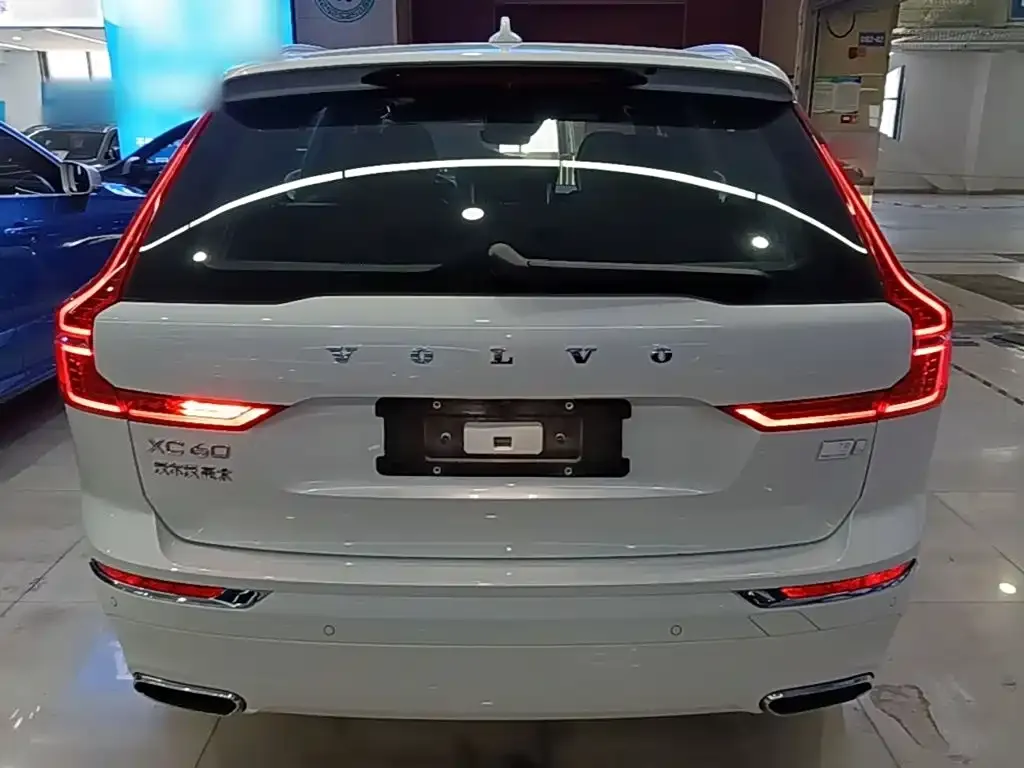 Volvo XC60 PHEV — фото 9