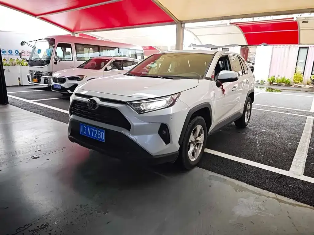 Toyota RAV4 — фото 1