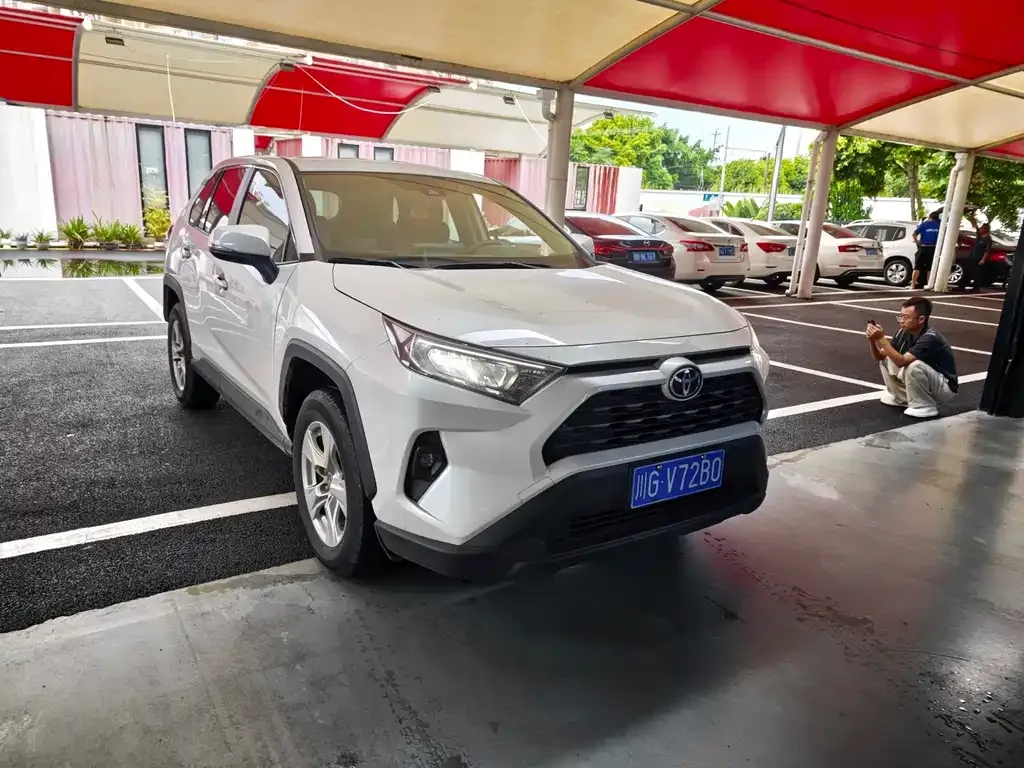 Toyota RAV4 — фото 3