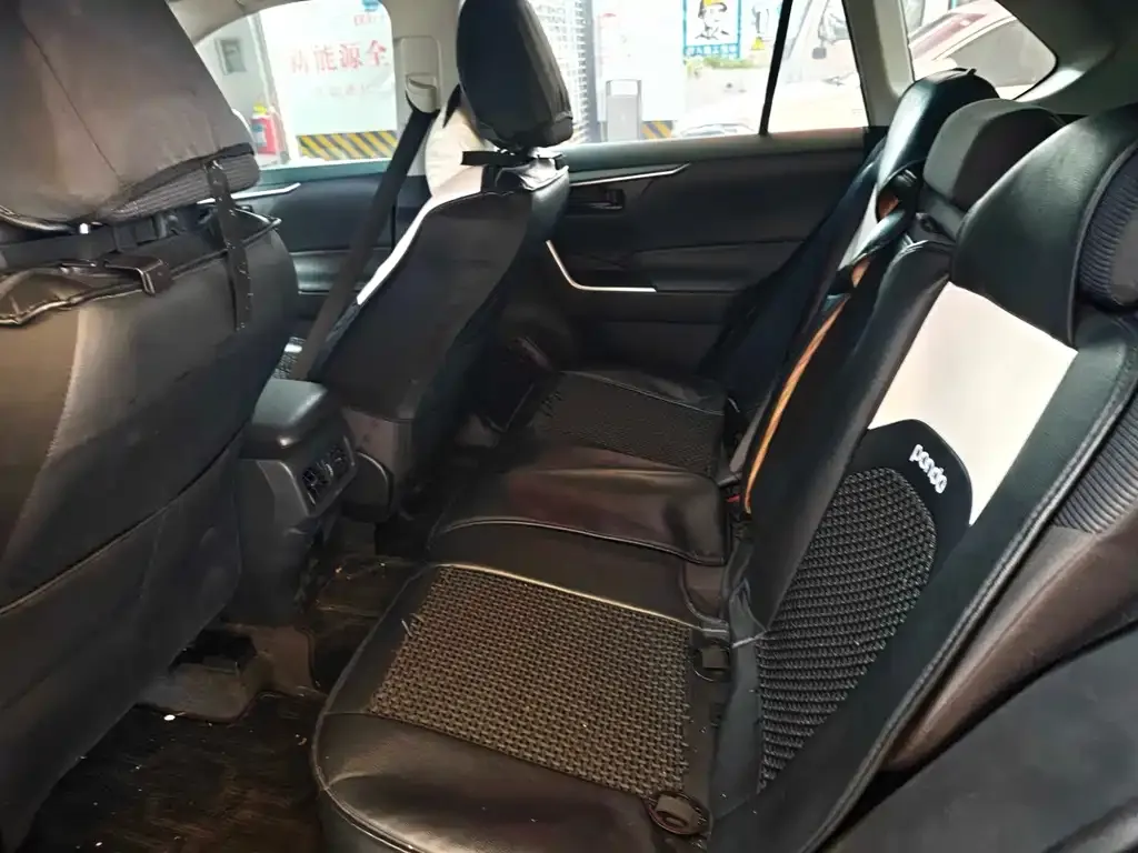Toyota RAV4 — фото 5