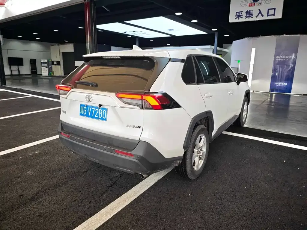 Toyota RAV4 — фото 9