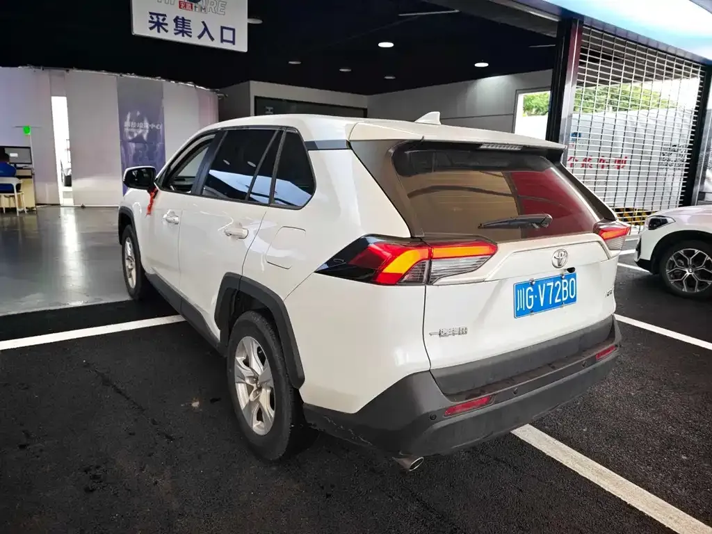 Toyota RAV4 — фото 4