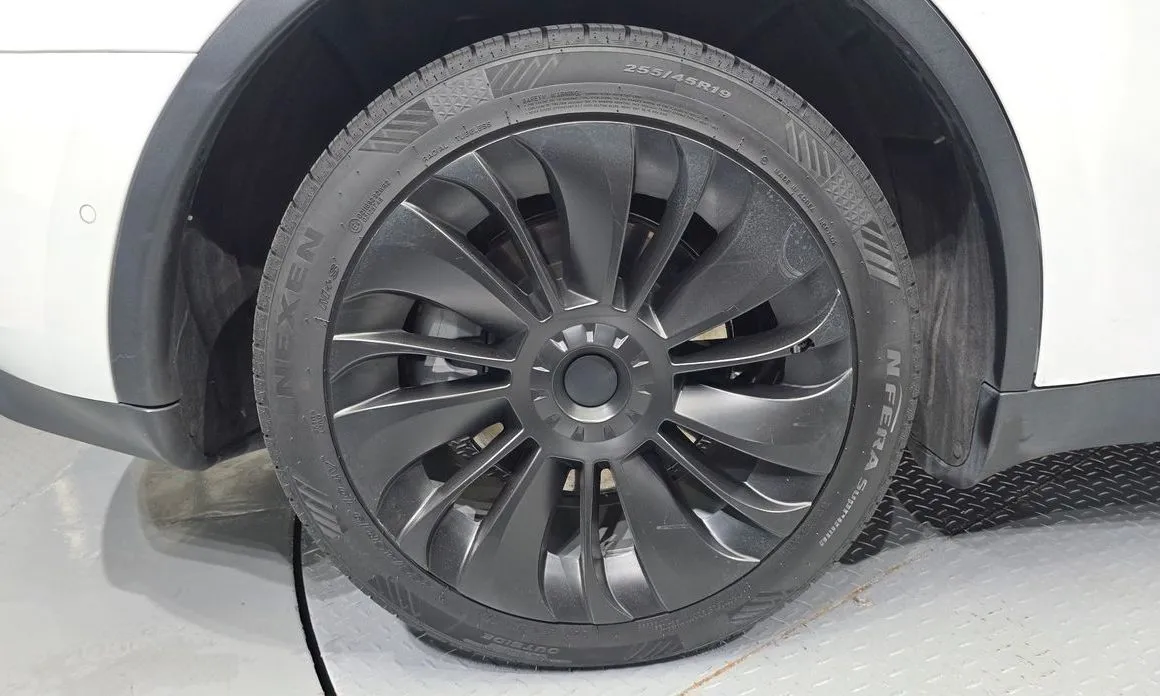 Tesla Model Y — фото 10