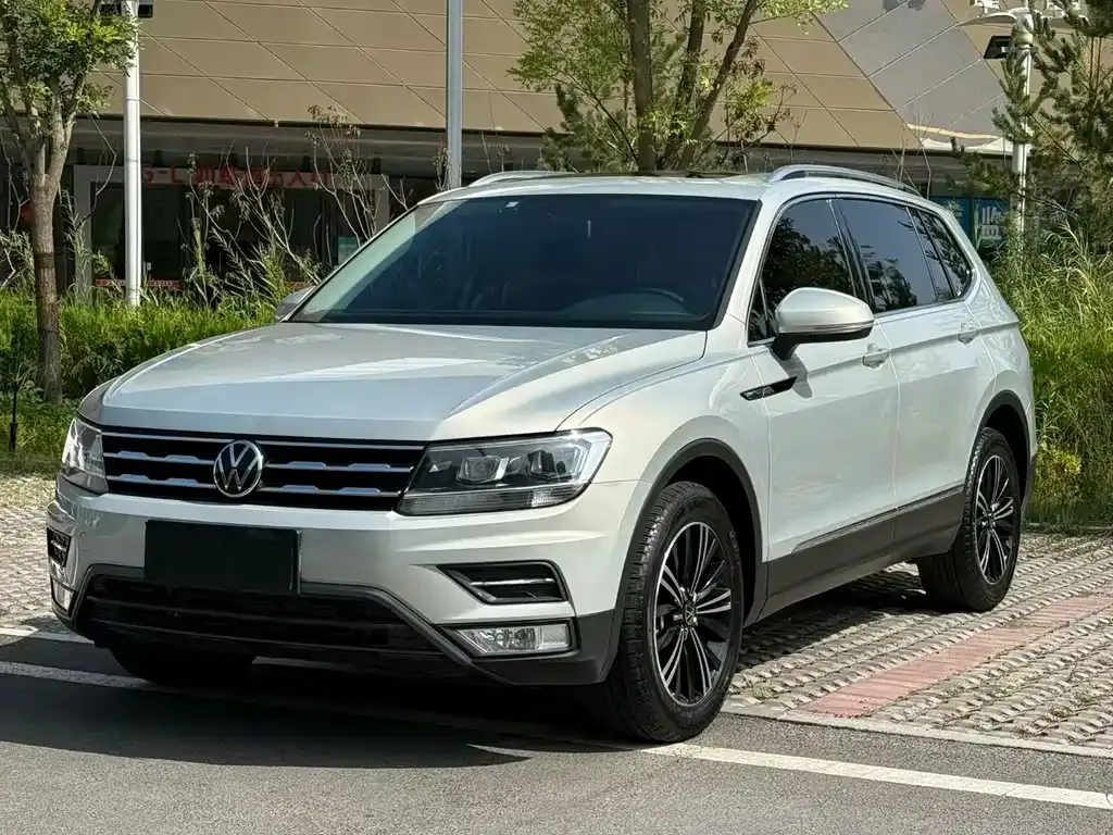 Volkswagen Tiguan L — фото 1