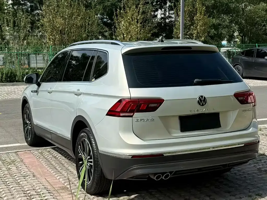 Volkswagen Tiguan L — фото 8