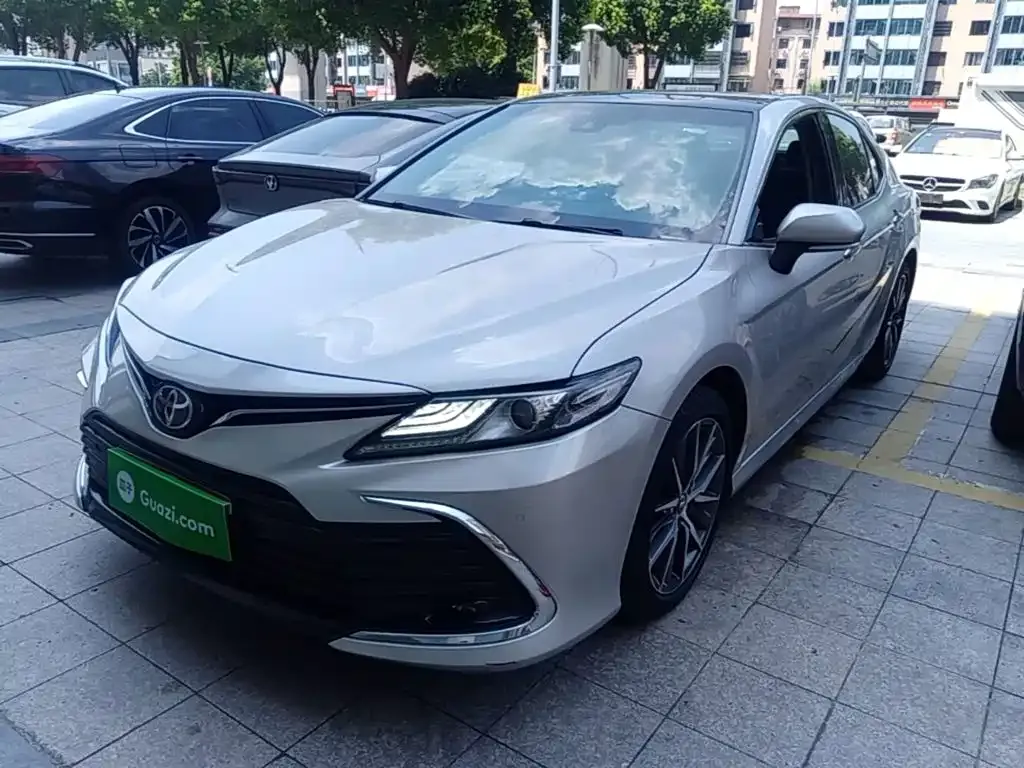 Toyota Camry — фото 1