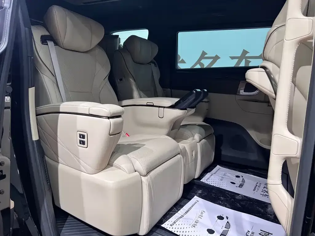 Toyota Alphard — фото 2