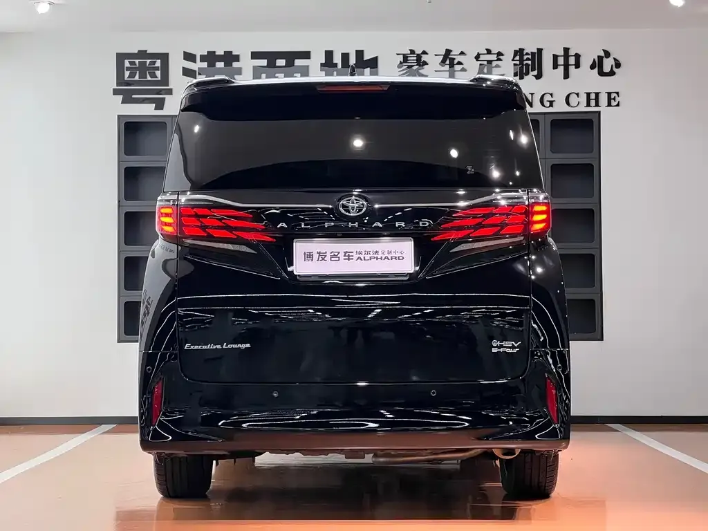 Toyota Alphard — фото 10