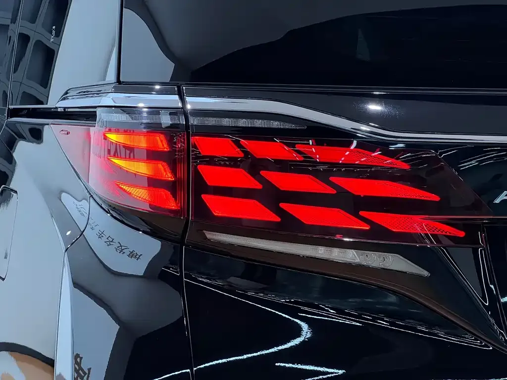 Toyota Alphard — фото 7