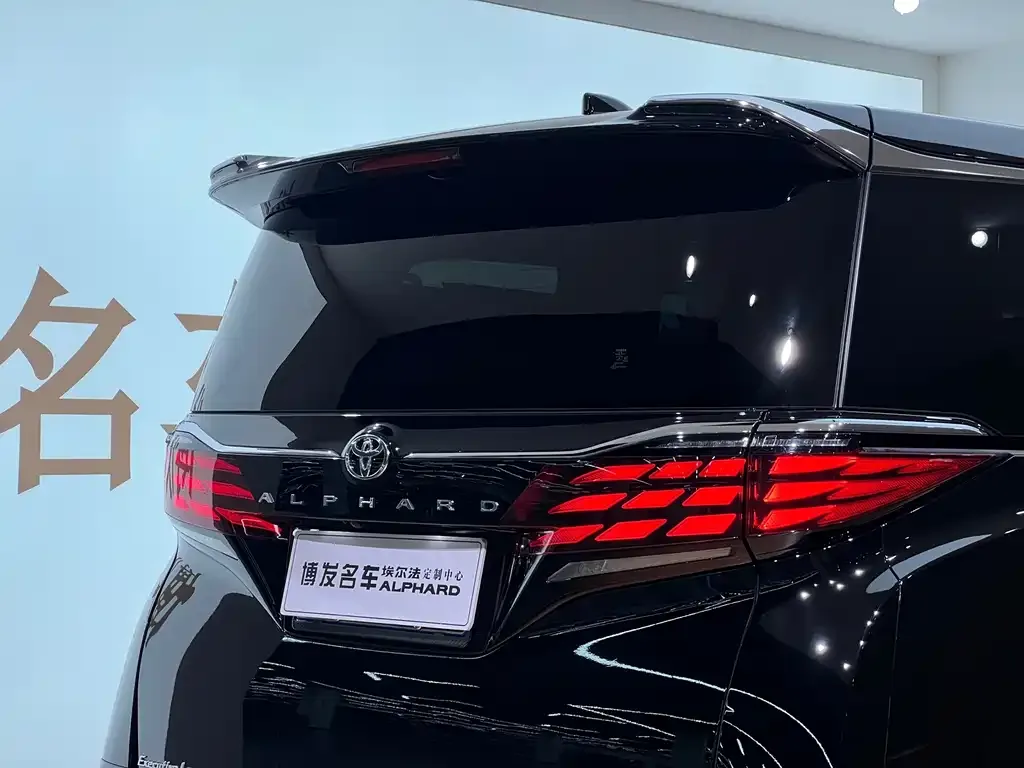 Toyota Alphard — фото 9