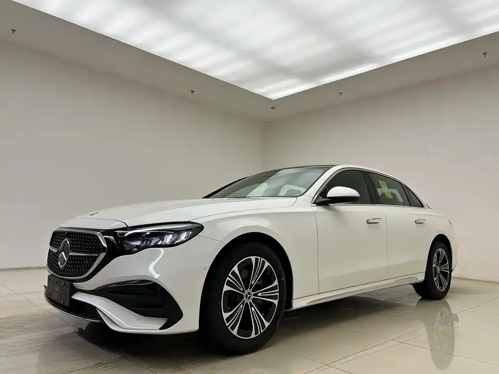 Mercedes-Benz E-Class — фото 1