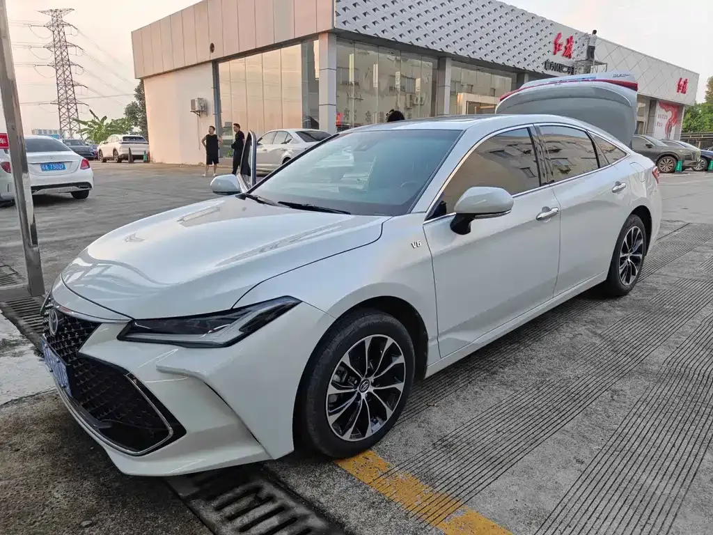 Toyota Avalon — фото 1