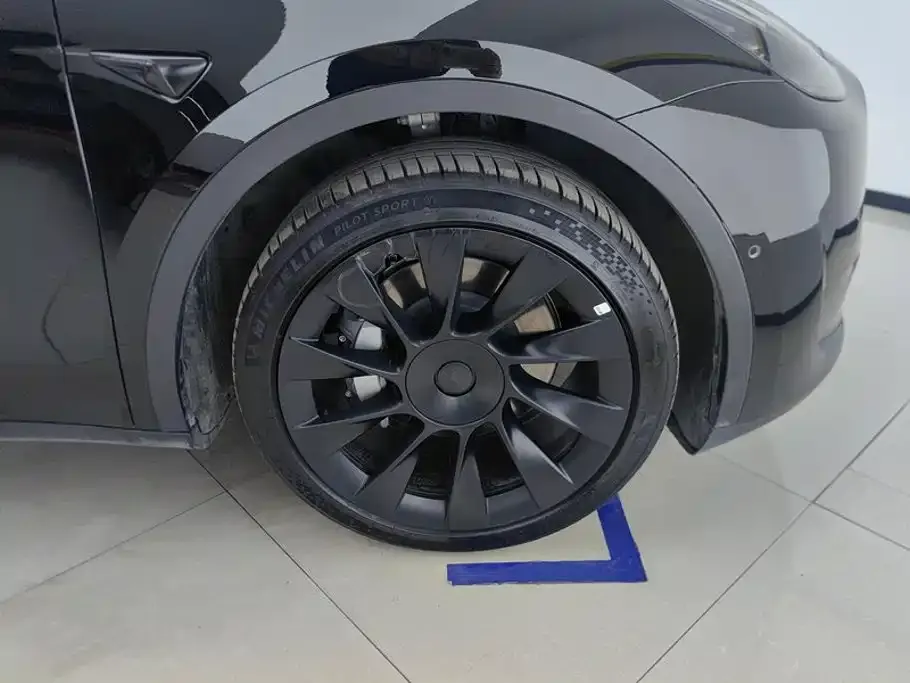 Tesla Model Y — фото 10