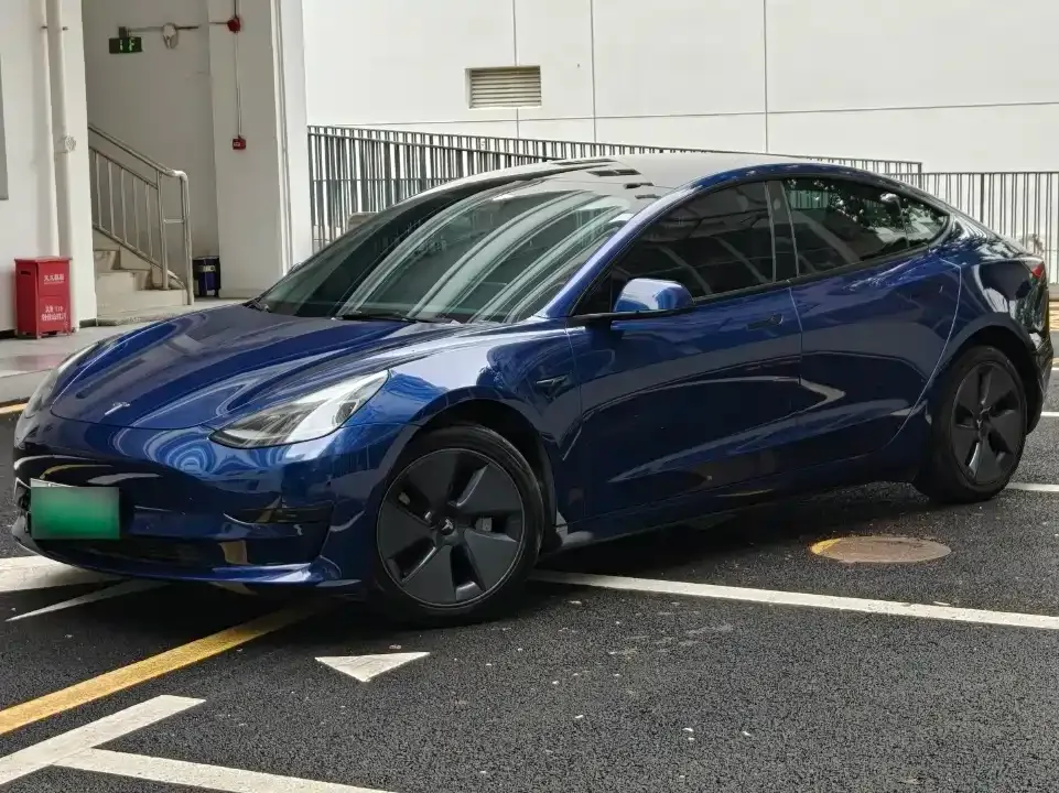 Tesla Model 3 — фото 1