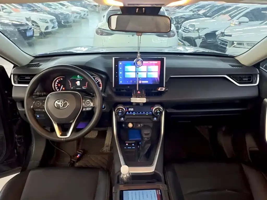 Toyota RAV4 — фото 5