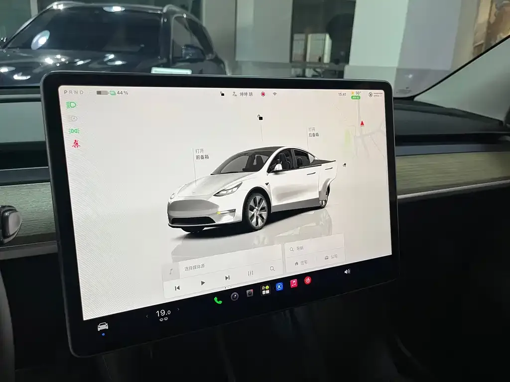 Tesla Model Y — фото 5