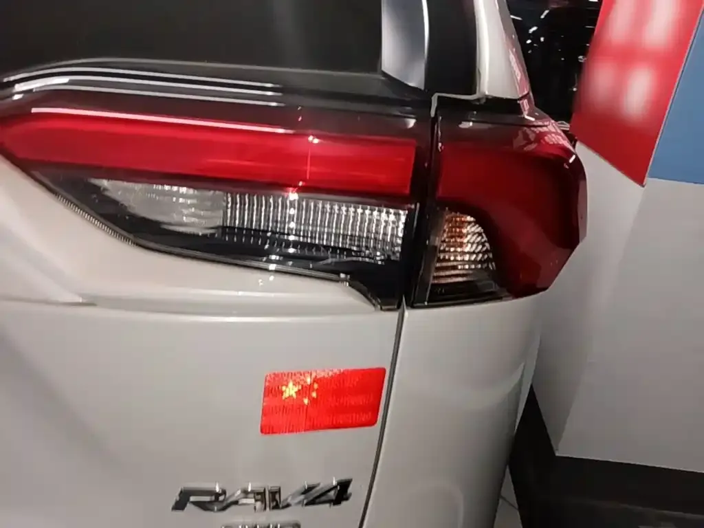 Toyota RAV4 — фото 4