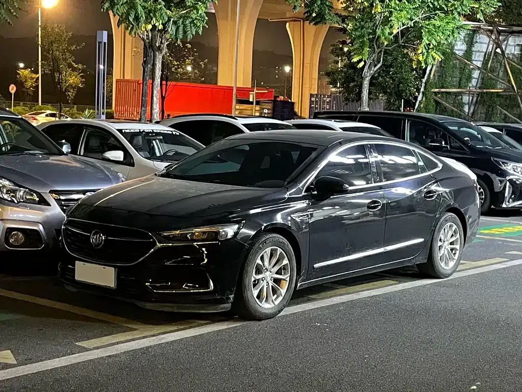 Buick LaCrosse — фото 1