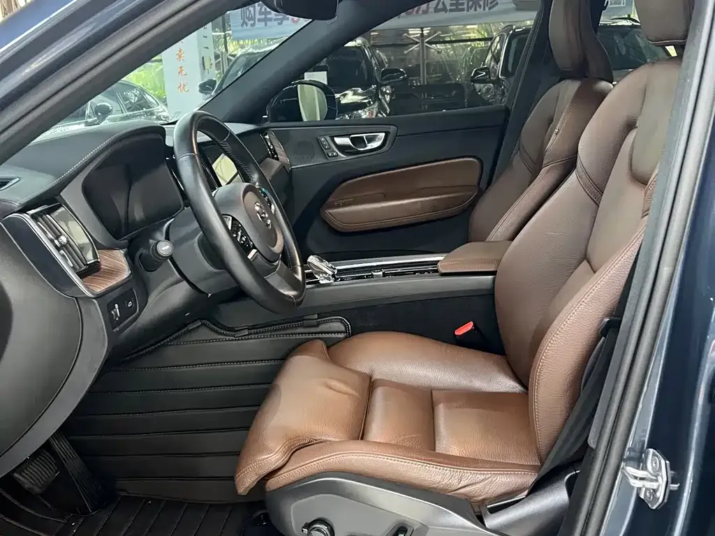 Volvo XC60 — фото 10
