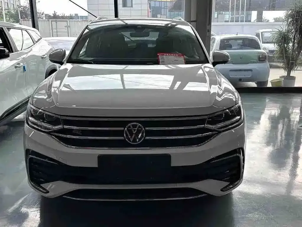 Volkswagen Tiguan L — фото 3